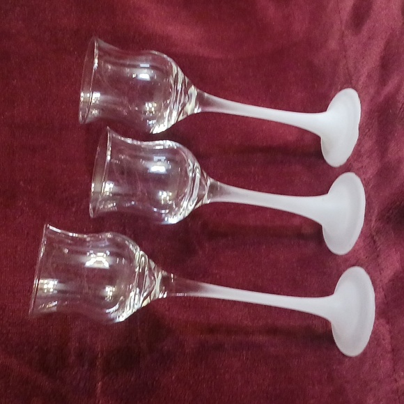Absolutely STUNNING set of PartyLite Frosted Votive Stemware Tealite holders - Picture 2 of 5